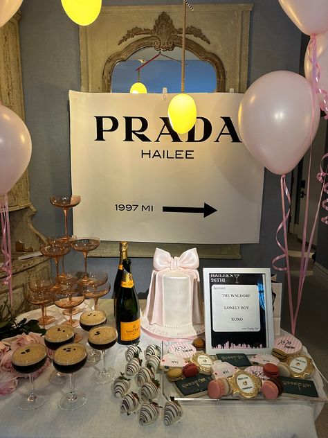 Blair Waldorf Birthday Party, Xo Birthday Theme, Prada Birthday Party Ideas, Gossip Girl Birthday Party Aesthetic, Fashion Themed Birthday Party, Nyc Birthday Theme, Nyc Bday, Nyc Sweet 16, Gossip Girl Bachelorette Party