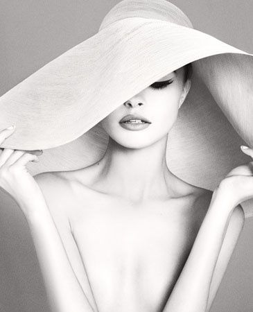 Photo Floppy Hats, Paris Mode, Big Hat, Love Hat, Wearing A Hat, White Hat, Beauty And Fashion, Black N White, Beautiful Hats