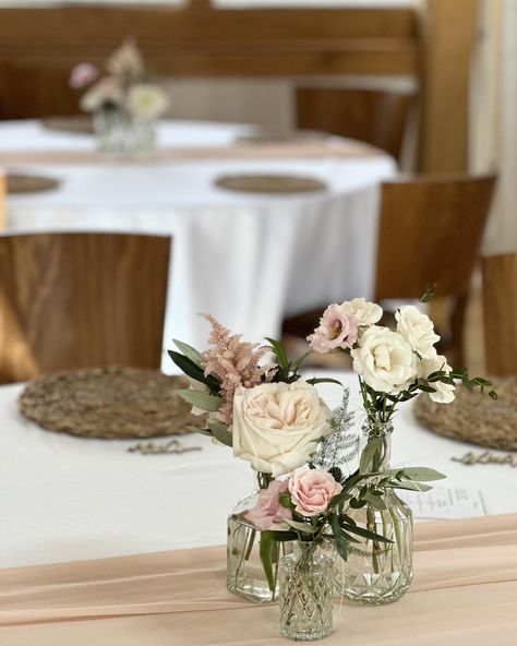 Bud vases!🥰 One of the most versatile designs there is! Bud vases can be used in so many different places and ways. You could use them in a small cluster like this or en masse to get a really full look! They are also something that can be moved around during your wedding day so can be reused after your ceremony! And the good thing is, I have tons of bud vases to hire out so you don’t need to worry about providing them yourself 🌸🍀🌿 Venue: @bassmeadmanorbarns . . . . . #sophiemayfloral ... Glass Bud Vases Centerpiece, Mini Vase Centerpiece, Concert Decor, Ballet Concert, Small Vases With Flowers, Bud Vases Wedding, Bud Vases Arrangements, Bud Vase Centerpiece, Pink Wedding Centerpieces