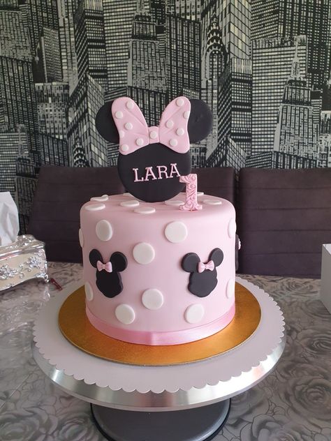 Minnie Mouse Cake 1 Tier, Minnie Mouse Cake Without Fondant, One Tier Minnie Mouse Cake, Birthday Cake Minnie Mouse, Mini Mouse Birthday Cake, Cakes Without Fondant, Mickey And Minnie Cake, Bolo Minnie, Minnie Mouse Birthday Cakes