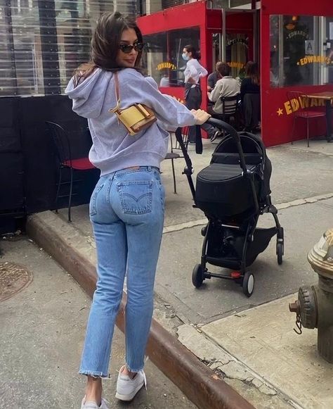 Emrata Jeans Outfit, Emrata Jeans, Emrata Winter Style, Emrata Aesthetic, Emrata Outfits, Emrata Style, Em Rata Style, Emily Ratajkowski Outfits, Emily Ratajkowski Style