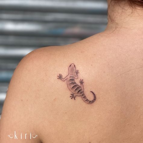 Flying Cat Tattoo, Lizard Tattoo Minimalist, Small Lizard Tattoo, Lizard Line Tattoo, Minimal Lizard Tattoo, Tatoos Small Gecko, Gecko Tattoo, Lizard Tattoo, Mama Tattoo