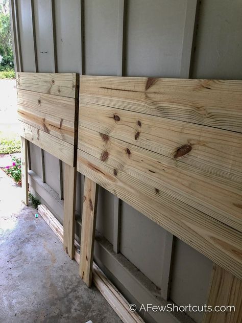 Rustic Farmhouse Headboard, Diy King Size Headboard, Diy King Headboard, Bed Headboard Ideas, Shiplap Headboard, Plank Headboard, Diy Headboard Wooden, Diy Wood Headboard, Diy Bed Headboard