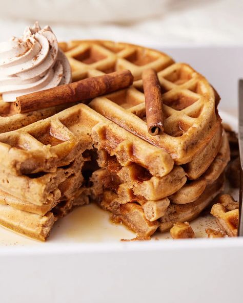 Waffles Brunch, Apple Cinnamon Waffles, Weekend Breakfast Recipes, Cinnamon Whipped Cream, Easy Waffle Recipe, Cinnamon Waffles, Caramel Cake Recipe, Banana Waffles, Thanksgiving Breakfast