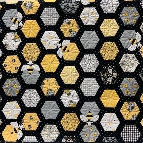 Good ides for a hexie with yellow, grey, white Quilt Hexagon, Bee Quilt, Bee Utiful, Hexagon Quilt Pattern, Hexie Quilt, Crazy Quilt Blocks, English Paper Piecing Quilts, Quilt Care, Cute Quilts