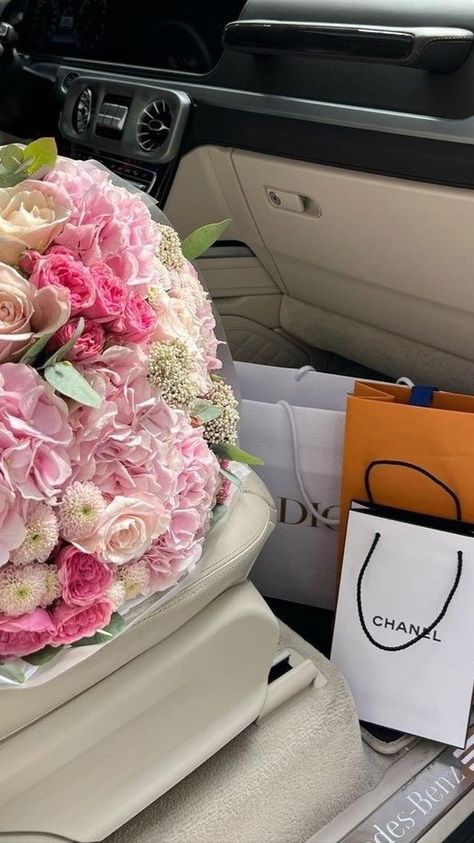 Spoiled Girlfriend, Pitch Template, Luxury Flower Bouquets, Flowers Bouquet Gift, Luxury Lifestyle Dreams, Flower Therapy, Beautiful Bouquet Of Flowers, Luxury Flowers, Marketing 101