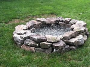 Stone Fire Pit Backyard, Natural Fire Pit Ideas, Natural Rock Fire Pit, Fire Pits Backyard Ideas, Flagstone Fire Pit, Fire Pit Natural Stone, Rustic Fire Pit Ideas, Natural Stone Fire Pit, Natural Fire Pit