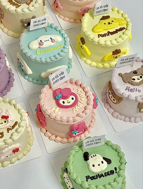 Sanrio Lunchbox Cake, Sanrio Cake Aesthetic, Sanrio Cake Design, Cute Birthday Cake Korean, Sanrio Cake Ideas, Cinnamonroll Sanrio Cake, Birthday Cake Sanrio, Sanrio Baking, Sanrio Cupcakes