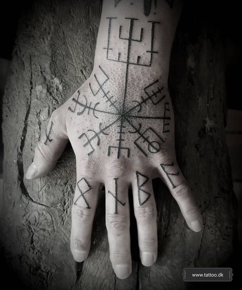 Runes and Vegvisir combined. This is more than a millenium of runic magic, the ones on the fingers derive from the older futhark in use… Historical Tattoos, Ethnic Tattoo, Pagan Tattoo, Rune Tattoo, Viking Reenactment, Celtic Tattoo, Nordic Tattoo, Norse Pagan, Spiritual Tattoos