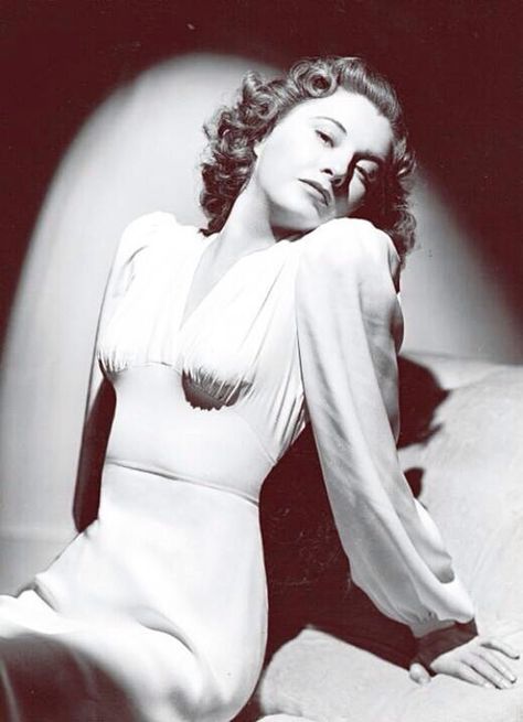 Barbara Stanwyck Iconic Beauty, Classic Hollywood Glamour, Fritz Lang, Barbara Stanwyck, Movie Clips, Hollywood Movie, Hollywood Actress, Classic Actresses, Face Reference