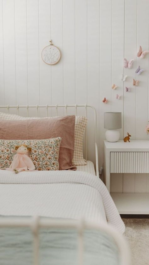 Minimalist Kids Bedroom, Kids Bedroom Paint, Bedroom Paint Ideas, Room Moodboard, Toddler Bedroom Girl, Salt Room, Big Girl Bedrooms, Sophisticated Bedroom, Kid Bedroom