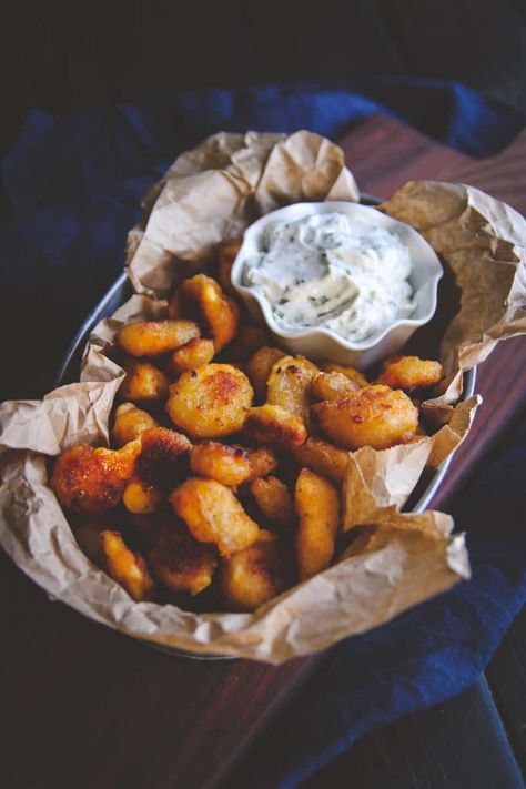 Make game day a breeze with this 5 ingredient sour cream and chive dip for cheese curds. This easy party appetizer will be a party favorite. Chive Dip, Cheese Curd, Baked Dips, Goat Cheese Appetizer, Party Dip Recipes, Sour Cream Dip, Easy Dip, Crowd Pleasing Appetizers, Party Appetizers Easy