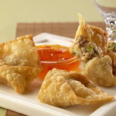 These Easy Pork Won Tons are simple and delicious! All you need is ground pork, water chestnuts, salt, soy sauce, egg, green onions, and won ton wrappers. Check out how to make this recipe! #WonTons #PorkRecipe #GroundPork #Recipes #PorkRecipes Pork Wonton Recipe, Wonton Wrapper Recipes, Won Ton, Wonton Recipes, Wonton Wrappers, Wontons, Easy Pork, Recipe Details, Ground Pork