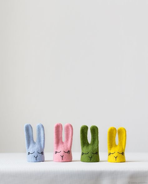 Let's keep eggs warm with these cute rabbit cozies. They will definitely make your table more beautiful not only during Easter, but in any season, in your everyday life, to decorate breakfast eggs, or even sitting on a shelf. Kids love bunnies so much!  #eggwarmer #Easterdecor #springdecor #homedecor #eggcozy #easterbunny #rabbit Needle Felted Easter, Felted Easter Eggs, Easter Egg Felt Ornaments, Needle Felted Chicks Easter, Easter Plush, Unique Easter, Easter Craft Decorations, Easter Table Decorations, Wet Felt