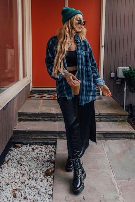 woman wearing flannel shirt with black maxi skirt and combat boots Flannel And Dress Outfit, Cute Flannel Outfits, Grunge Outfits Fall, Flannel Outfits Fall, Grunge Outfits Winter, Flannel Fashion, Fall Flannel, Flannel Outfits, Cold Outfits