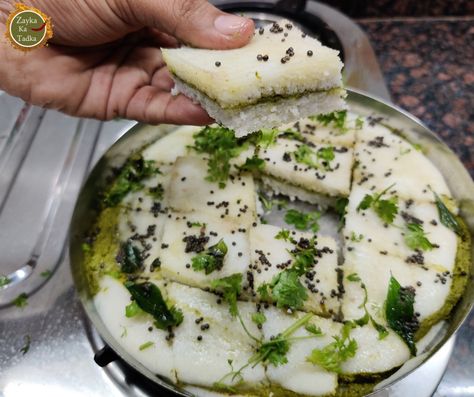 Sandwich Dhokla | White Sandwich Dhokla is a mouthwatering snack and breakfast. The chutney is sandwiched in white dhokla to make this yummy snack. Dhokla Chutney Recipe, Healthy Dhokla Recipe, Gujarati Dhokla Recipe, Sandwich Dhokla Recipe, Sabudana Wada, Gujarati Cuisine, Dhokla Recipe, Green Chutney, Food Food