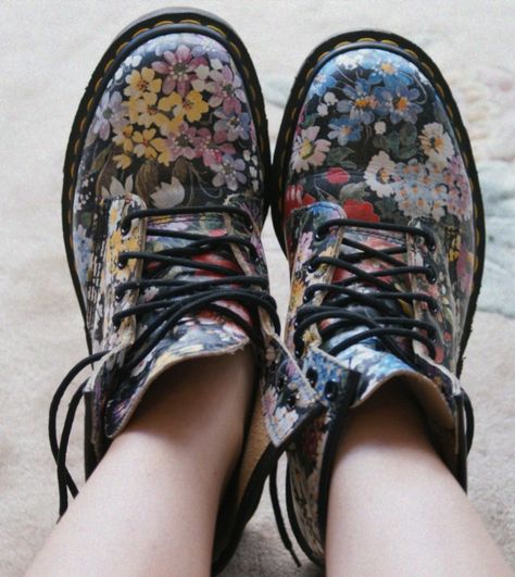 Floral Combat Boots, Floral Boots, Flower Shoes, Shoe Obsession, Doc Martens, Grunge Fashion, Dr. Martens, Lace Up Boots, Converse Sneaker