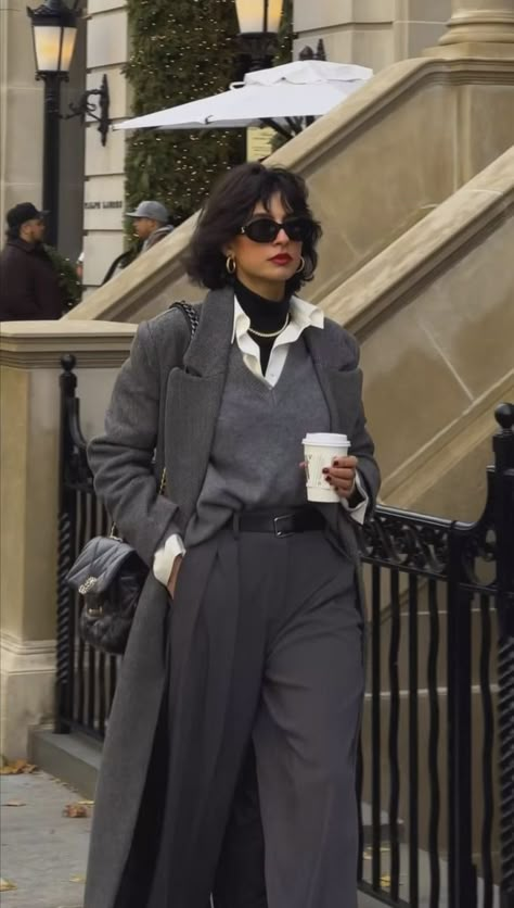 Elegantes Party Outfit, 40s Mode, Walking Down The Street, Woman Suit Fashion, Work Fits, Classy Work Outfits, Grey Coat, Stylish Work Outfits, Trendy Fall Outfits