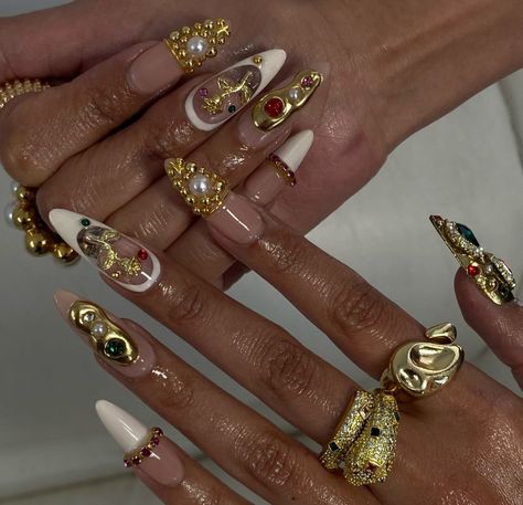 Gold Charms Nails, Maximalist Jewelry Gold, Gold Nails Charms, Gold Charm Nails Acrylic, Gold Maximalist Nails, Gold Chrome Nails, Vintage Nails, Nail Jewels, Nail Swag