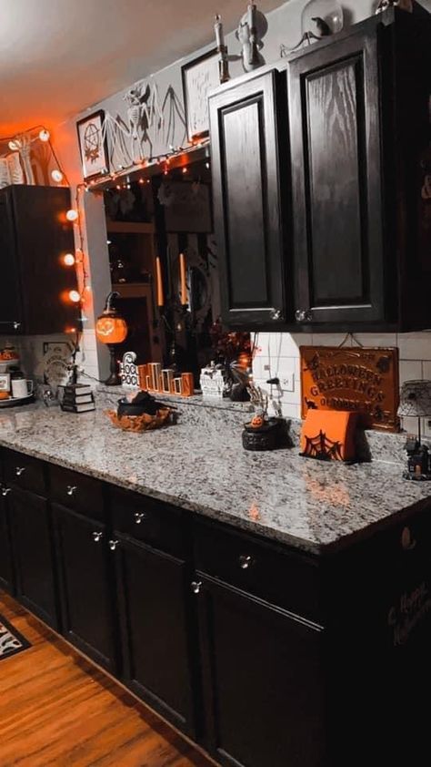 Halloween Decor Ideas For Apartments, Addams Family Inspired Home Decor, Goth Farmhouse Kitchen, Halloween Decorations For Bathroom, Spooky Apartment Decor, Halloween Kitchen Decor Ideas, Goth Kitchen Ideas, Halloween Themed Room, Halloween Apartment Decor