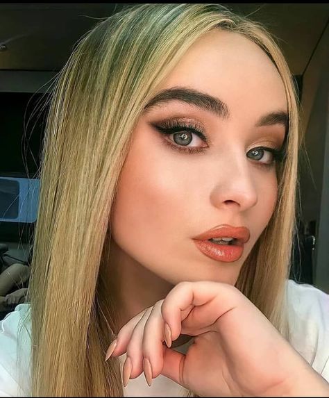 Sabrina Carpenter on Instagram: “Mah Bae 💕❣️💘 @sabrinacarpenter 💕❣️💘 #sabrina #sabrinacarpenter #queen #love #bae #babe #crush #actor #singer #instagram” Lucy Quinzel, Amanda Steele, Sabrina Carpenter Style, Girl Meets World, Long Straight Hair, Fav Celebs, Party Makeup, Beautiful Makeup, Sabrina Carpenter