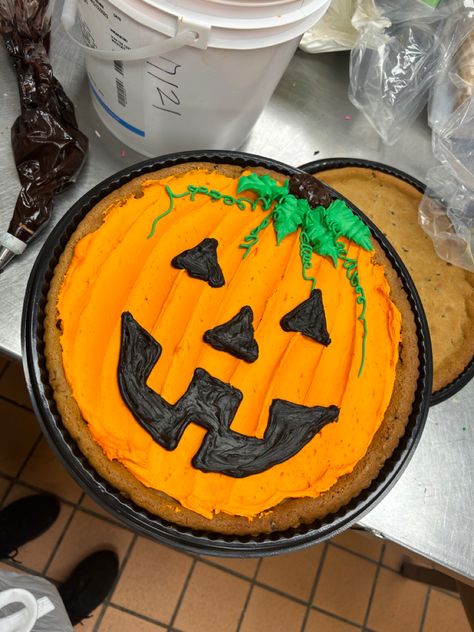 Round Halloween Cakes, Cookie Cake Halloween, Halloween Cookie Cake Ideas, Fall Cookie Cakes, Fall Cookie Cake Designs, World Cake Ideas, Pumpkin Cookie Cake, Fall Cookie Cake, Cute Cookie Cake Designs