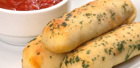 Stuffed Pizza Sticks - Recipe & Video | TipHero Stuffed Pizza, Pizza Sticks, Shrimp Recipes For Dinner, Recipes Sweet, Mozzarella Sticks, Cheese Sticks, Cheese Stuffed, Pizza Recipes Dough, Super Easy Recipes