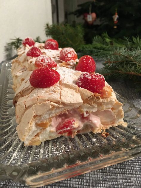 Mary Berry´s Meringue Roulade with Strawberries - TheUniCook This delicious Meringue Roulade filled with a light whipped cream and Greek yoghurt filling and fresh strawberries is the perfect way to end a dinner party or feed dessert to a crowd! This dessert can be prepared within an hour and is an absolute crowd-pleaser! Click through to my blog for the full recipe! #meringue #roulade #meringueroulade #swissroll #light #dessert #lightdessert #whippedcream #greekyoghurt #maryberry #strawberries # Swissroll Ideas, Meringue Swiss Roll, Meringue Roulade Recipe, Easy Roulade Recipes, Merengue Roulade, Roulade Recipe Desserts, Mini Custard Tarts, Meringue Ideas, Christmas Logs