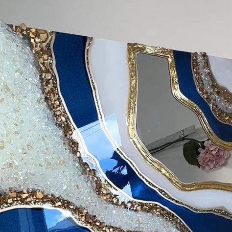 Sonja Arroyo on Instagram: "Blue and gold mirror geode wall art - Sold . Check out my website sonjaarroyoart.com for available art or dm for commission request 💙 . . ℹ️ interested in learning how I create my geode art? Check out my popular beginner and advanced geode online courses !! Link in bio @sonjaarroyoart . . ⬇️ Products used ⬇️ . Midnight sparkle mica @sonjaarroyoart Monument gold pigment @sonjaarroyoart Glitter: Rich gold, bright gold, champagne & crystal glass shards @sonjaarroyoar Geode Mirror, Blue Geode, Geode Art, Trending Art, Diy Resin Projects, Glitter Paint, Fire Glass, Resin Painting, Islamic Art Calligraphy