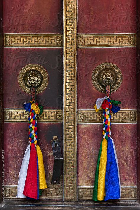 Monastery Interior, Tibetan Monastery Interior, Tibet Aesthetic, Tibetan Aesthetic, Tibetan Door, Tibetan House, Tibetan Decor, Ancient Korean Art, Tibetan Architecture