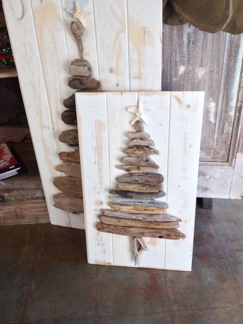 Driftwood Christmas, Driftwood Christmas Tree, Christmas Decorating Ideas, Diy Christmas Decorations Easy, Drift Wood, Wooden Christmas Trees, Easy Christmas Diy, Christmas Decorations Rustic, Wooden Christmas