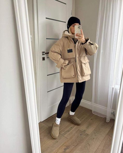 Parker Jacket Outfit Winter, Cute Parka Outfits Winter, Parka Outfit 2022, Parka Women Outfit, Rain Parka Outfit, Trendy Jackets For Winter, Beige Down Jacket Outfit, Parka Outfit Aesthetic, Cream Parka Outfit