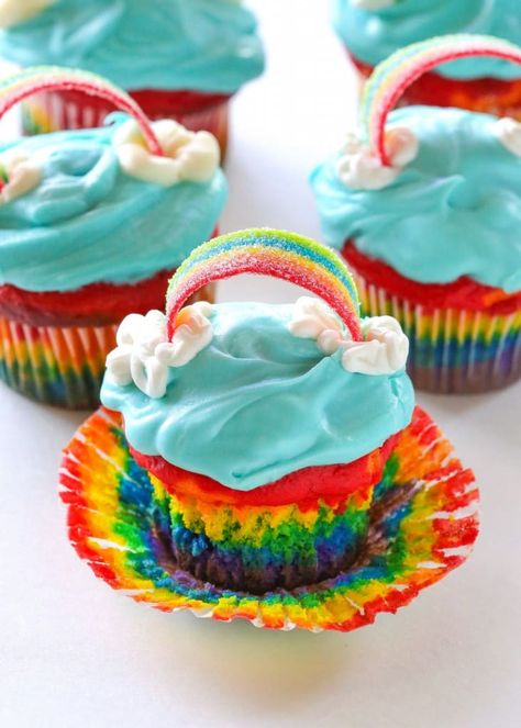 Rainbow Cupcakes - Gorgeous layers of the rainbow in a cupcake. the-girl-who-ate-everything.com Rainbow Cupcakes Recipe, Cloud Frosting, Rainbow Party Food, The Girl Who Ate Everything, Decorator Frosting, Rainbow Cupcakes, Rainbow Food, White Cake Mixes, Cupcake Frosting