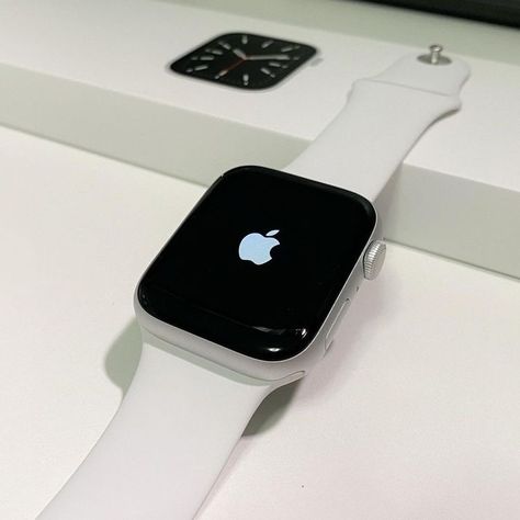 Apple Watch 2022, Apple Watch Aesthetic, White Apple Watch, Apple Watch White, Apple Watch Fashion, Tech Aesthetic, Pencak Silat, Iphone Obsession, Apple Watches