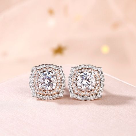 Unique Diamond Earrings, Gold Jewelry Prom, Diamond Chandelier Earrings, Round Diamond Earrings, Diamond Jewelry Earrings, Gold Bangles For Women, Diamond Earrings Design, Art Jewelry Design, Halo Stud Earrings