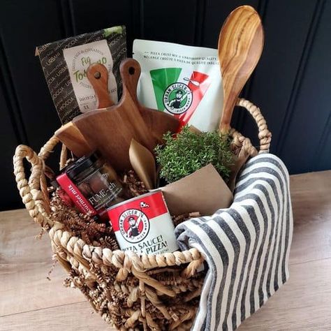 Diy Pizza Kit Gift Ideas, Pizza Kit Gift Basket, Italian Night Gift Basket, Date Night Basket Gift, Pizza Making Gift Basket, Pizza Lover Gifts, Italian Themed Gift Basket, Pizza Basket Ideas Gift, Italian Basket Gift Ideas