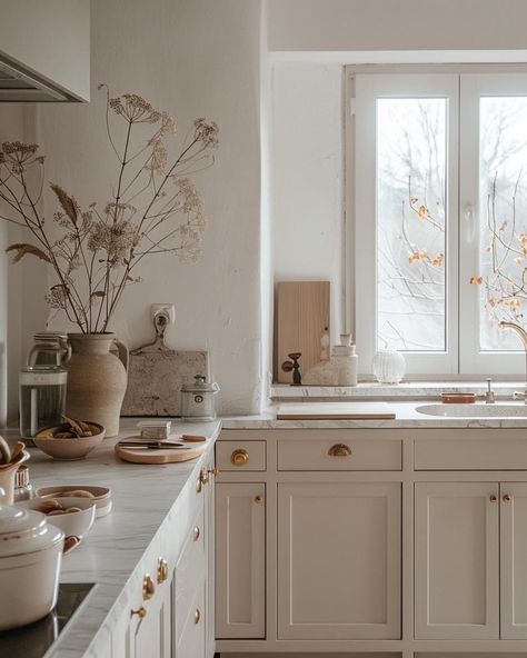 Warm Kitchen Ideas, Modern Scandi Kitchen, White Country Kitchen, Barn House Kitchen, White Cottage Kitchen, Parisian Kitchen, Swedish Kitchen, Terrace Kitchen, Victorian Kitchen