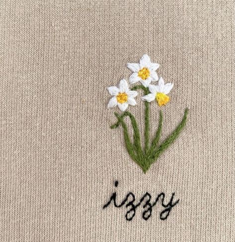 here Daffodil Embroidery Simple, Embroidered Daffodils, Pencil Pouch Diy, Embroidery Sneakers, Grandma Crafts, Bordados Tambour, Embroidery Napkins, Cute Critters, Denim Bag Patterns