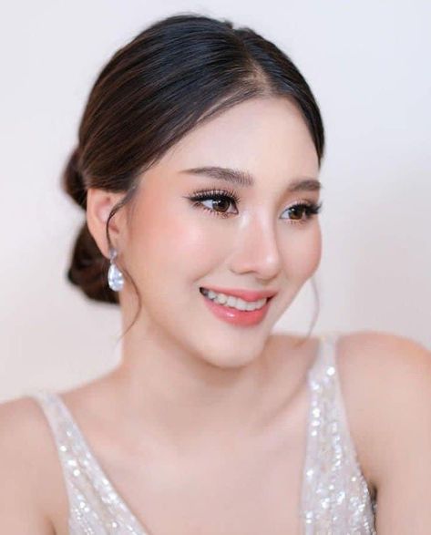 Bride Makeup Asian, Korean Wedding Makeup, Bride Makeup Natural, Asian Wedding Makeup, Simple Wedding Makeup, Bridal Hair Down, Medium Long Haircuts, Asian Makeup Looks, Asian Bridal Makeup