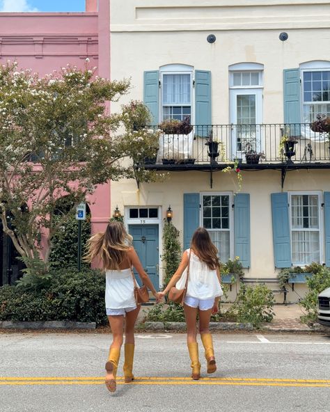 strolls around charleston 💛 Charleston Sc Instagram Pictures, Charleston Inspo Pics, Charleston Summer Aesthetic, Charleston Girls Trip, Charleston Instagram Pictures, Charleston Pictures, Moving To Charleston Sc, Charleston Sc Aesthetic, Charleston Winter