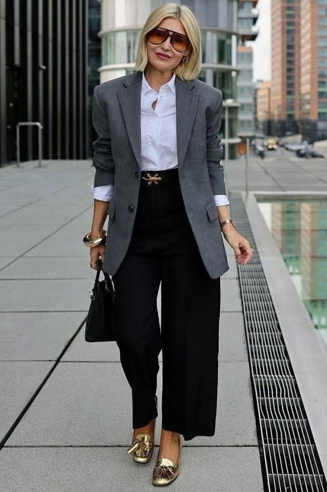 Business Presentation Outfit Women, Gold Loafers Outfit, Modern Professional Outfits Women, Oversized Blazer Outfit Work, Silver Pumps Outfit, Grey Blazer Women, Trent Coat, Ootd Classy, Blazer Outfits For Women