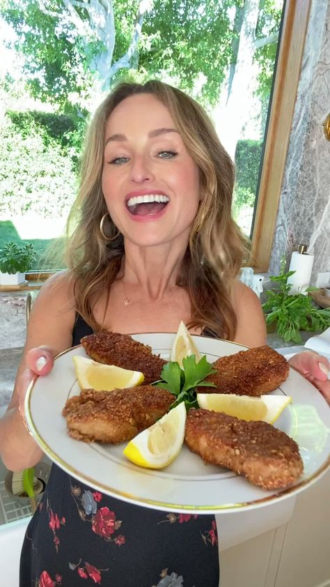 Giadzy on Twitter: "Pork Milanese is a classic dish from northern Italy, and it couldn't be more of a crowd-pleaser: who doesn't love crispy pork cutlets with a fresh squeeze of lemon? https://t.co/Ka9FpnOqLP https://t.co/RfVKgHrmTI" / Twitter Pork Milanese, North Of Italy, Chop Recipes, Italian Favorites, Pork Cutlets, Crispy Pork, Giada De Laurentiis, Simply Recipes, Pork Chop