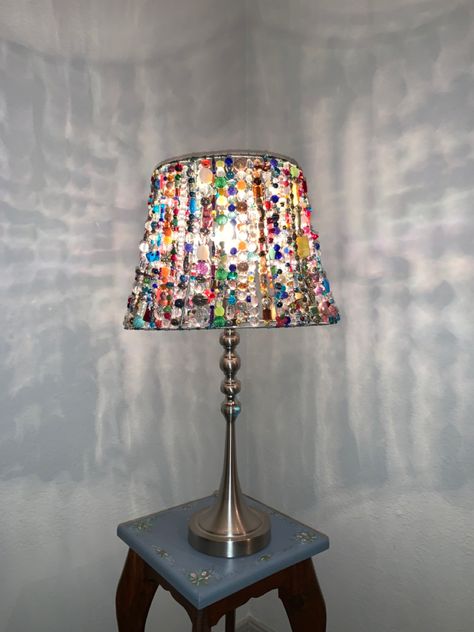 Lamp Beads Jewelry, Diy Bead Lamp Shade, Diy Beaded Lamp Shade, Funky Light Fixtures, Beaded Lampshade Diy, Beads Lampshade, Bead Lamps, Bead Lampshade, Lamp Shade Makeover