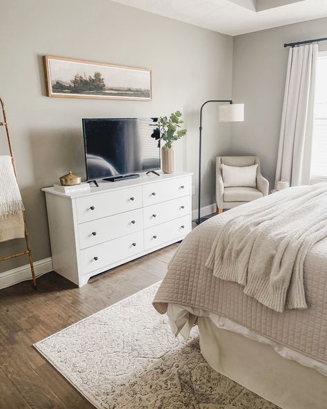 Room With White Dresser, Bedroom Draws Ideas, Bedroom Decor Drawers, Apartment Bedroom Decorating On A Budget, Bedroom Inspo White Furniture, Apartment Bedroom Design Ideas, Apartment Bedrooms Ideas, Simple Room Inspiration, 23 Year Old Bedroom Ideas