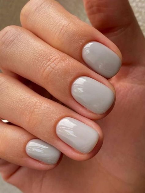 short, light gray nails Grey Gel Nails, Light Gray Nails, Grey Nail Designs, Kutek Disney, April Nails, September Nails, Subtle Nails, Nagel Tips, Smink Inspiration