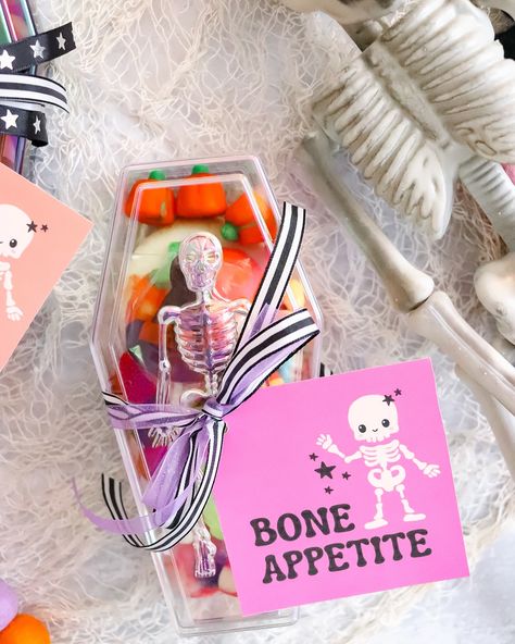 💀Bone Appetite!💀 These little tags are handy for so many things: Halloween parties, class parties, snack time, boo basket goodies, charcuterie boards, teacher gifts, and so much more! Photo credit: @keriannbritt #thelettervee #veeletters #magicmaker #makingmagic #paperlove #printablefun #printables #printablemagic #craftmom #handlettered #handlettering #smallbusiness #everydaymagic#partyprintables #partyplanningideas #boneappetit #boneappetite #halloweentags #halloweenprints Boo Basket, Halloween Tags, Halloween Parties, Charcuterie Boards, Halloween Prints, Snack Time, Charcuterie Board, Party Planning, Photo Credit