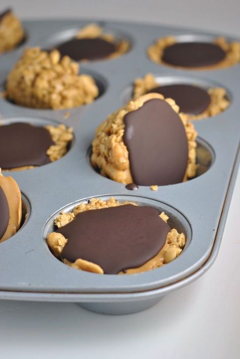 Granola Cups, Biscuits Diététiques, Peanut Butter Granola, Melting Chocolate Chips, Healthy Sweets Recipes, Cereal Recipes, Weekly Menu, Muffin Tin, Healthy Sweets