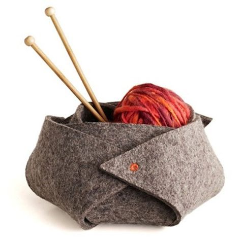 Making decorative accessories of natural and eco friendly fabrics is one of inexpensive green home decorating ideas Felted Basket, Felt Basket, Felted Bowls, Felting Ideas, Felt Roses, Basket Crafts, Animal Sewing Patterns, Diy Roses, Diy Felt