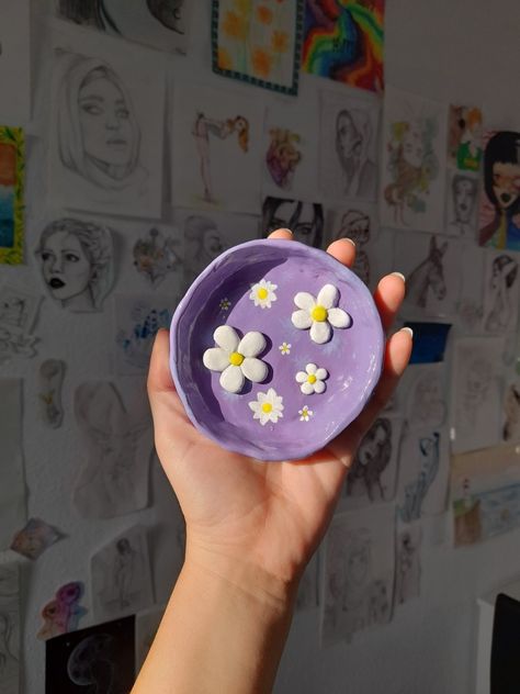 Purple Clay Ideas, Flower Clay Tray, Ceramic Ashtray Handmade, Handmade Ashtray, Flower Tray, Ceramic Ashtray, Clay Plates, Diy Air Dry Clay, Flowers Purple