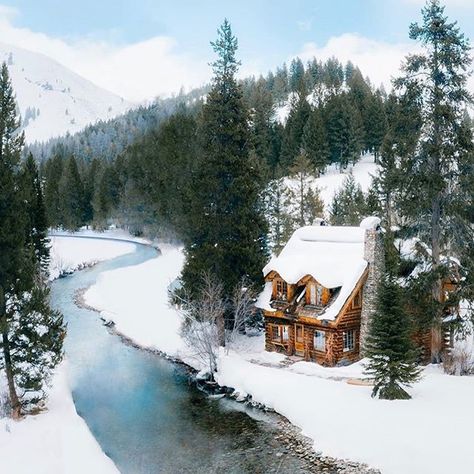 #tinyhouse #forestcabin #forest #secluded Snow Places, House In The Snow, Fabulous Homes, Ecological House, Little Cabin In The Woods, Dream Cabin, Cabin In The Mountains, Mountain Living, Winter Cabin